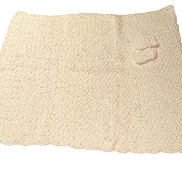 *New* Handmade White Crochet Scalloped Edges Baby Blanket & Bootie Set 29"x 32" - Picture 2 of 9